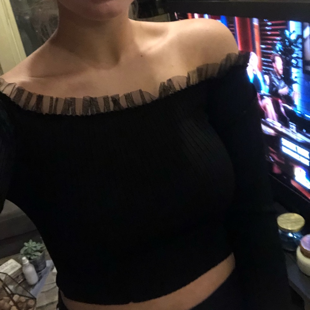 BEAUTIFUL black crop top with bell sleeves